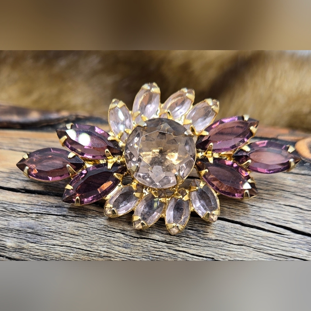 Purple Lavender Brooch Gold Tone w/Prong Set Round Center & Surrounding Navettes